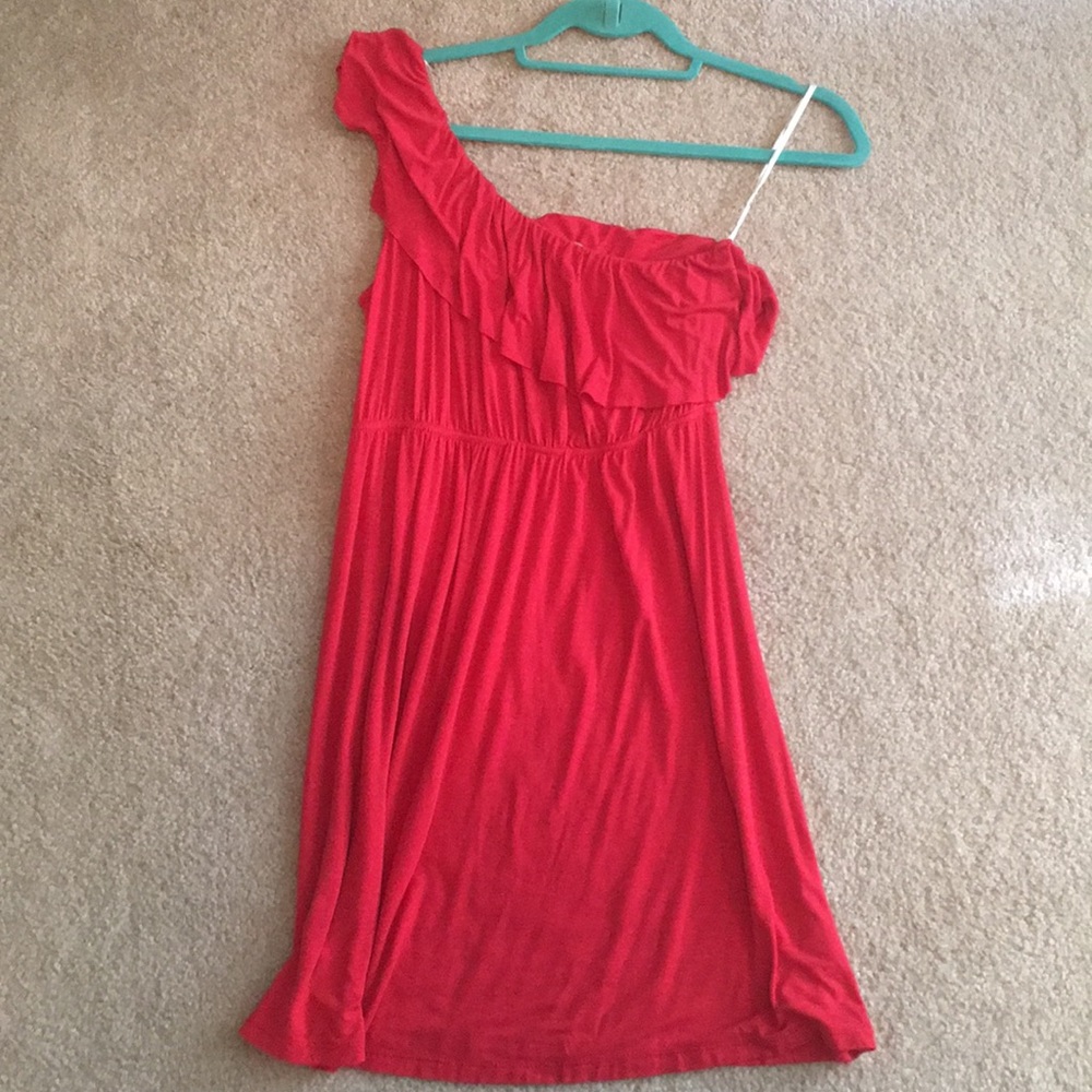 One-shoulder red dress
